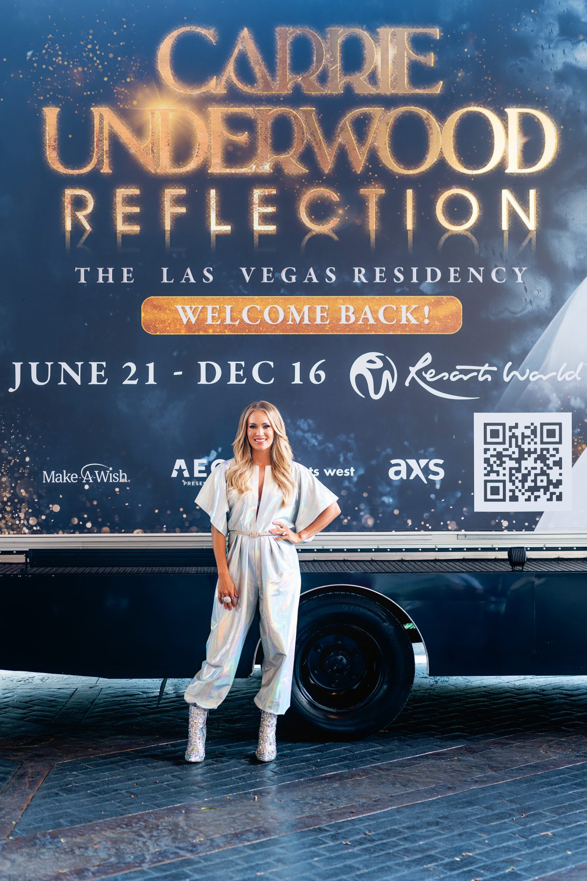 Carrie Receives Grand To Celebrate Her June 21 Return To(01)